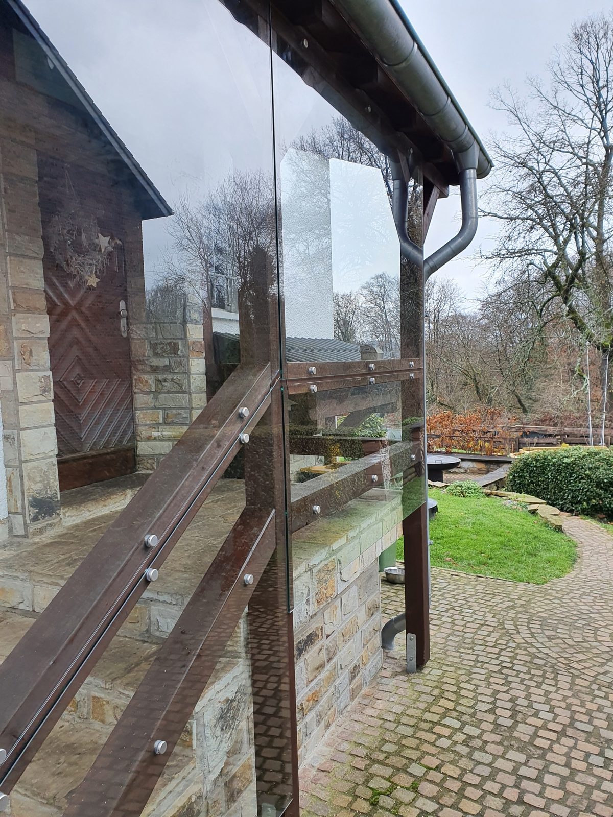 Ganzglasgeländer an der Terrasse