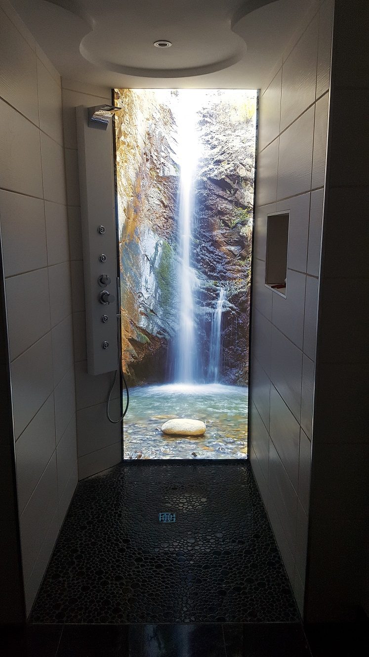 Hinterleuchtete Duschrückwand mit Wasserfall-Motiv