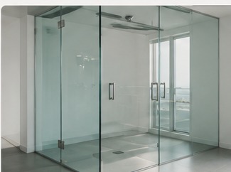 Begehbare Glasdusche mit rahmenlosen Glaswänden