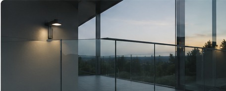 Ganzglasgeländer auf einer Terrasse in der Abenddämmerung