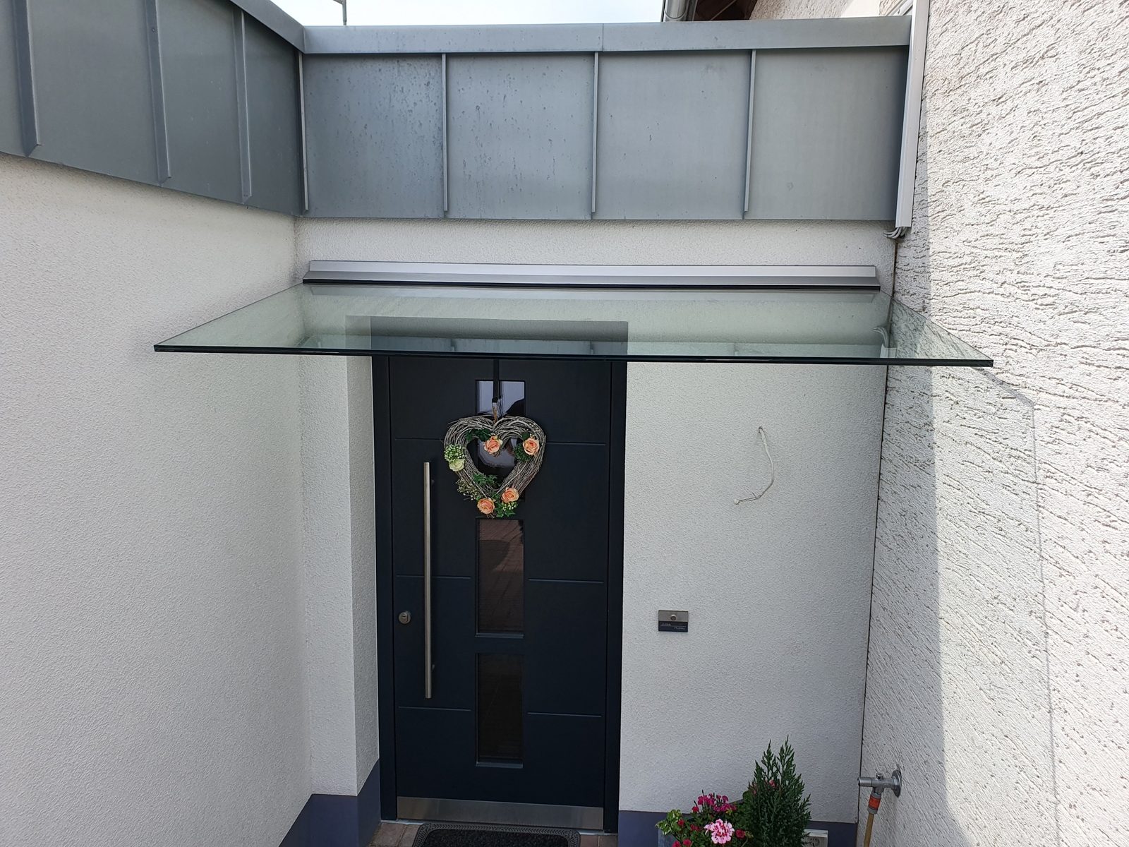 Glasvordach über dem Hauseingang