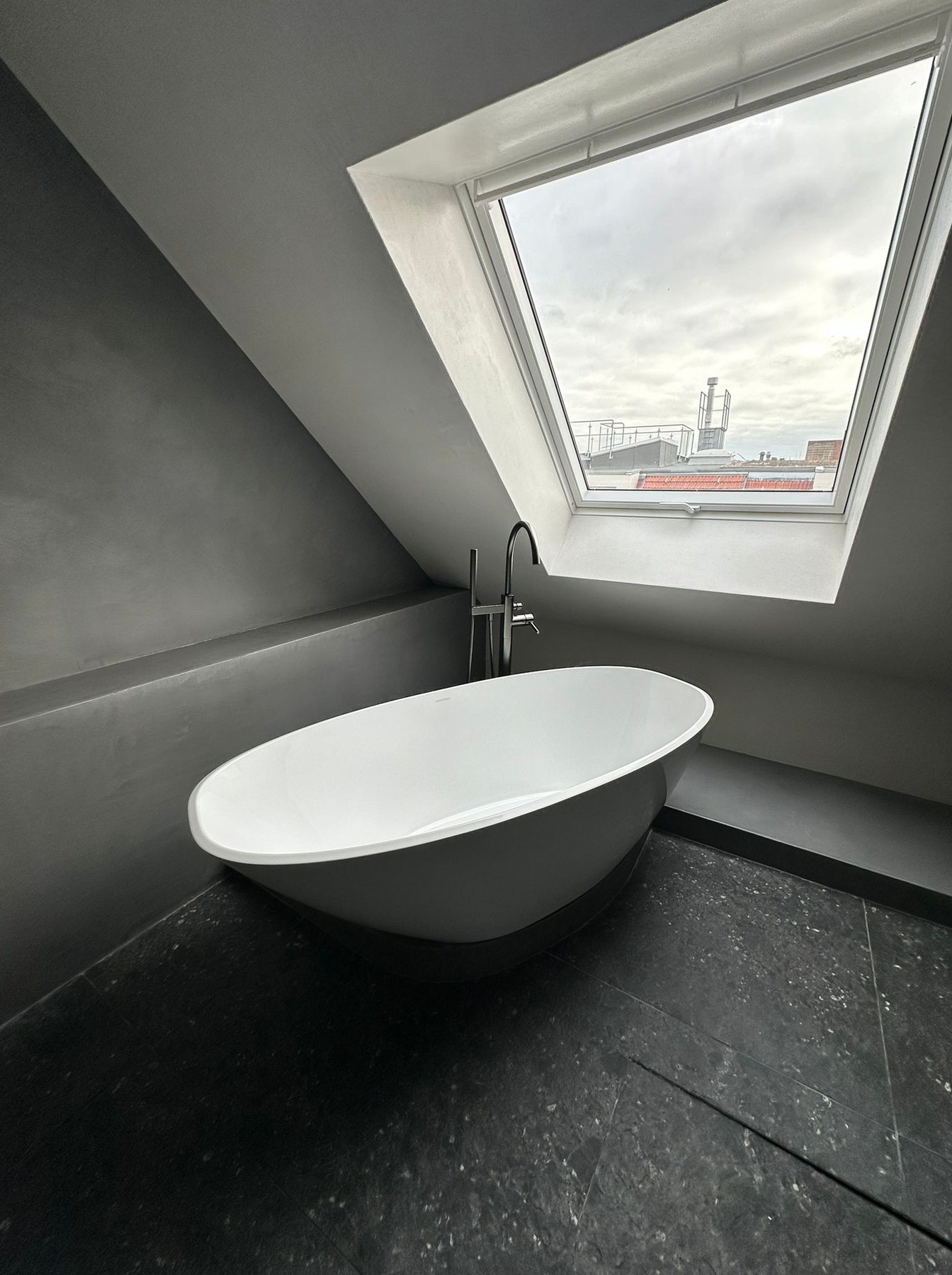 Echtes Kundenprojekt: Dachgeschossbad mit freistehender Wanne unter dem Dachfenster