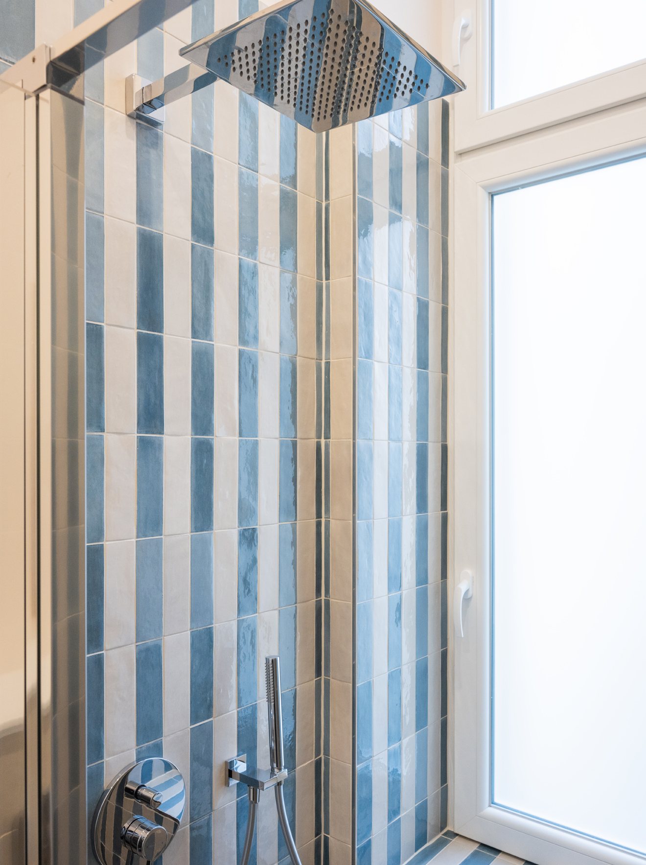 Echtes Kundenprojekt: Dusche mit blauen Stäbchenfliesen und Regenbrause