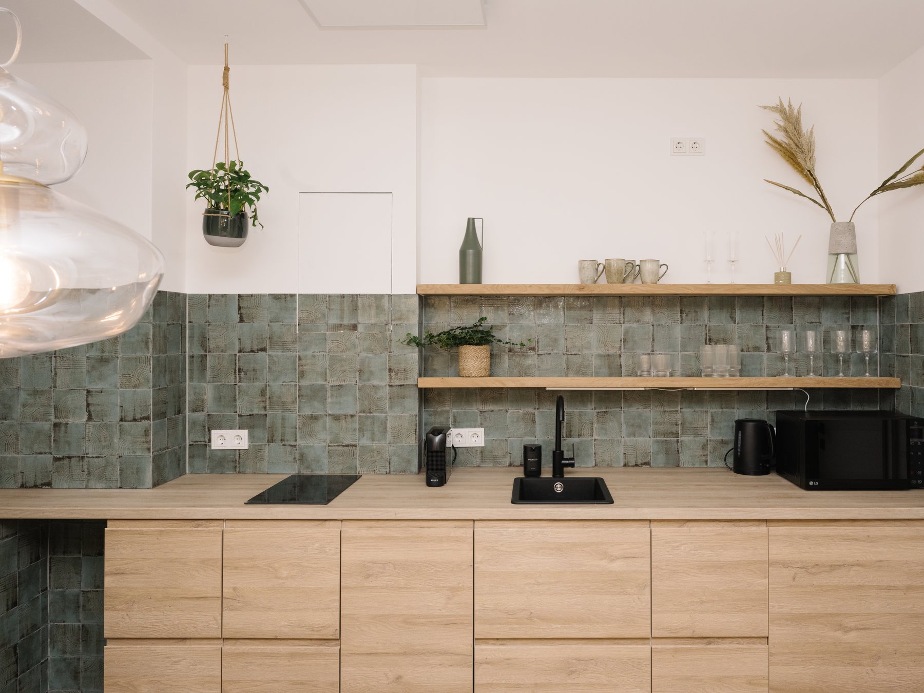 Echtes Kundenprojekt: Küche mit grünen Wandfliesen, Holzfronten und offenem Regal